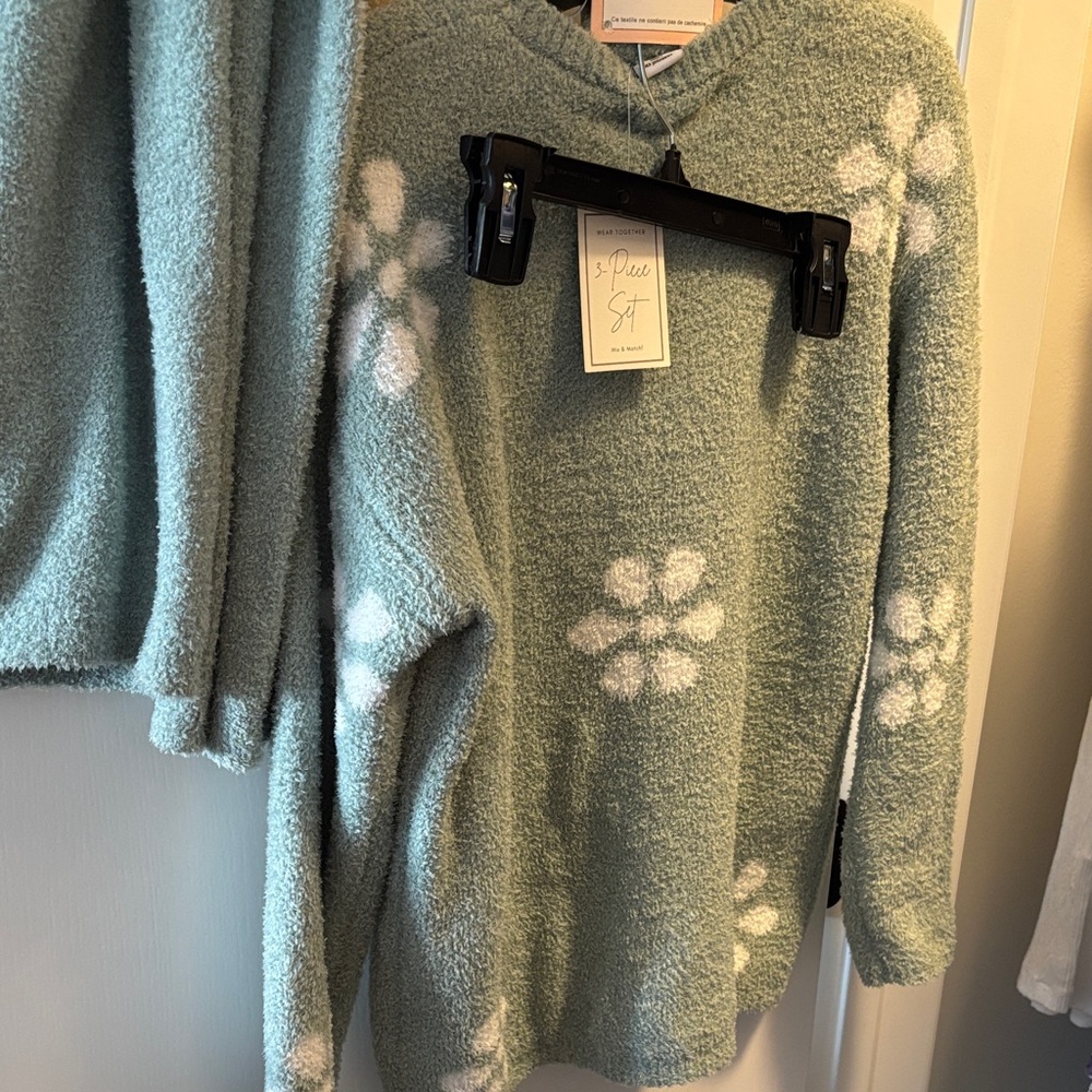Soft Plush Green Floral V-Neck Women's Sweater - cupcakes&cashmere